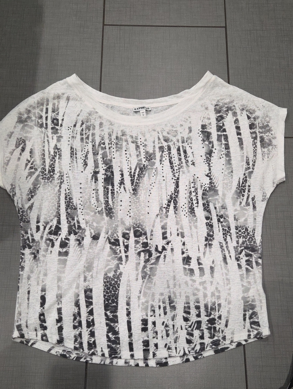 Express White & Gray Short Sleeve Leopard Print Tee Large